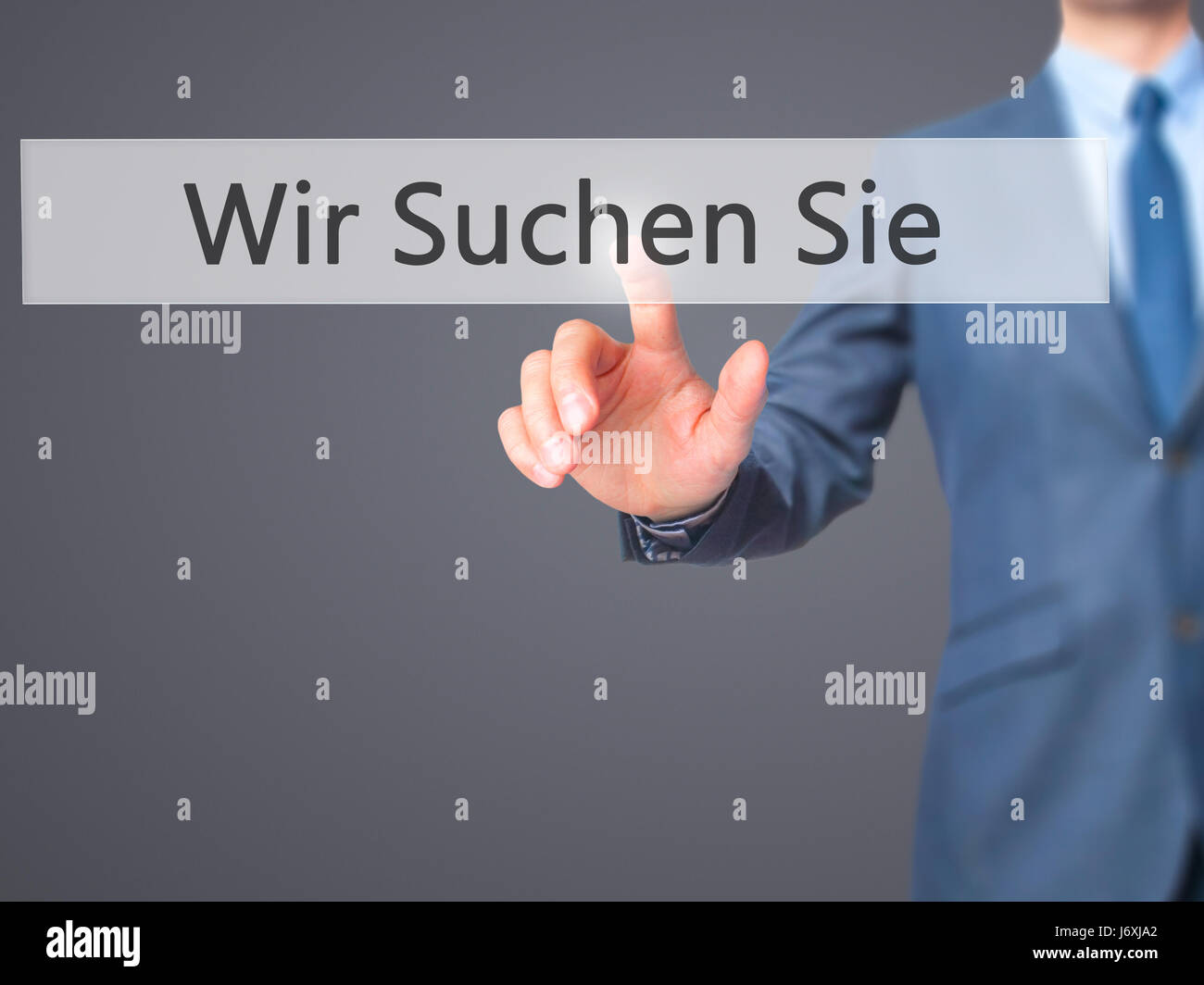 Wir Suchen Sie! (Looking For You in deutscher Sprache) - Geschäftsmann Hand-Touch-Taste auf virtuellen Bildschirm-Schnittstelle. Geschäft, Technologie-Konzept. Stock Foto Stockfoto