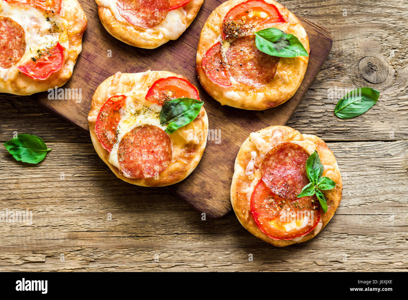 Mini Pizzen frische hausgemachte Mini Pizza mit Peperoni Mini Pizzen frische hausgemachte Mini Pizza mit Peperoni