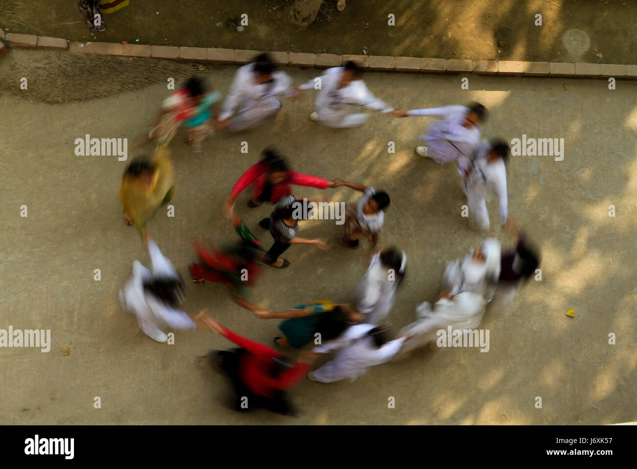 Jubelnde Studenten der Monipur Schule nach Veröffentlichung der Ergebnisse der primären Terminal Untersuchungen (PTE). Dhaka, Bangladesch Stockfoto