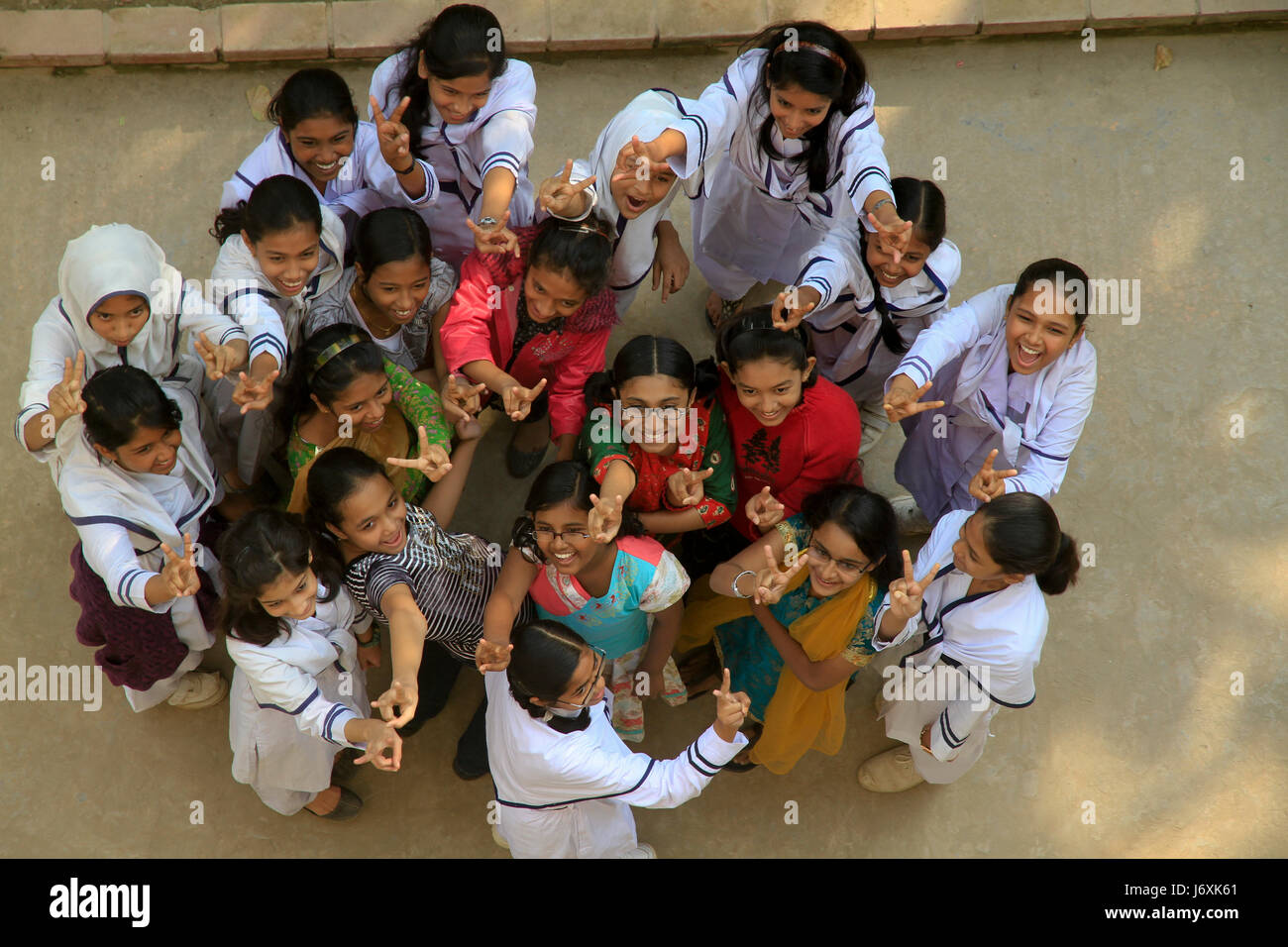 Jubelnde Studenten der Monipur Schule nach Veröffentlichung der Ergebnisse der primären Terminal Untersuchungen (PTE). Dhaka, Bangladesch Stockfoto