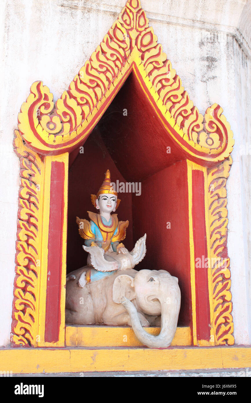 Alte steinerne Statue des Buddha auf Elefant, Nanpaya Tempel, Bagan, Myanmar (Burma) Stockfoto