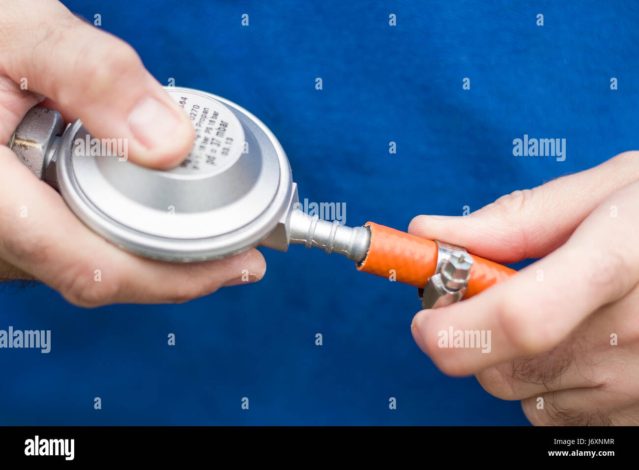 Installation von Gas-Zylinder-Reduzierstück für Gummischlauch. Stockfoto