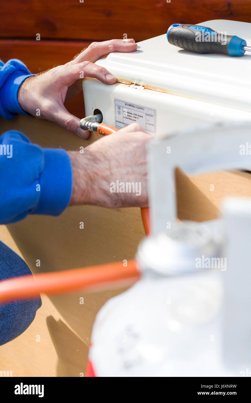 Der Gasgenerator verbindet den Schlauch von der Gasflasche auf dem Gasherd. Stockfoto