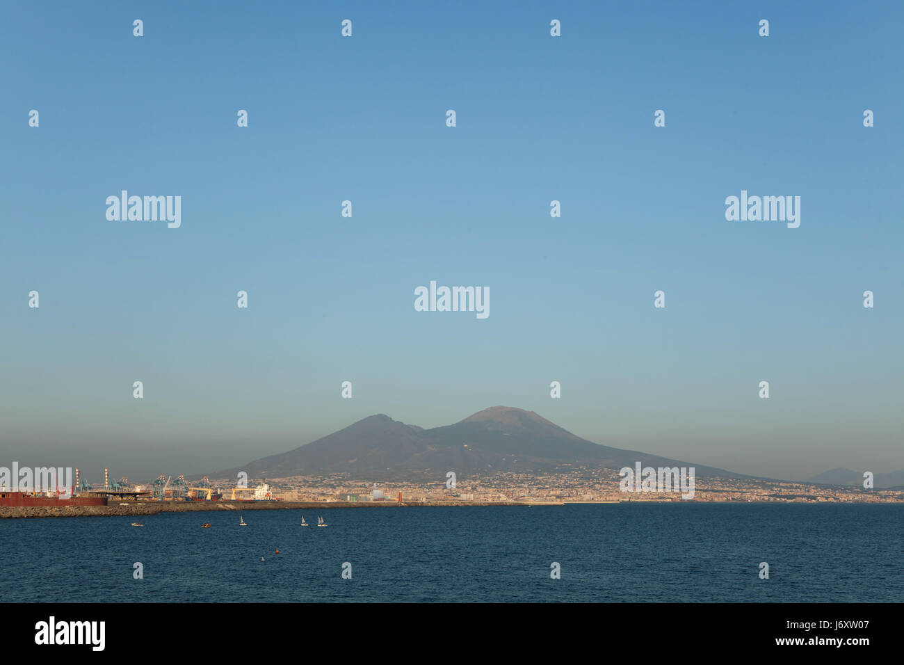 Vesuv und den Golf von Neapel, im Bild von Neapel, Kampanien, Italien. Stockfoto
