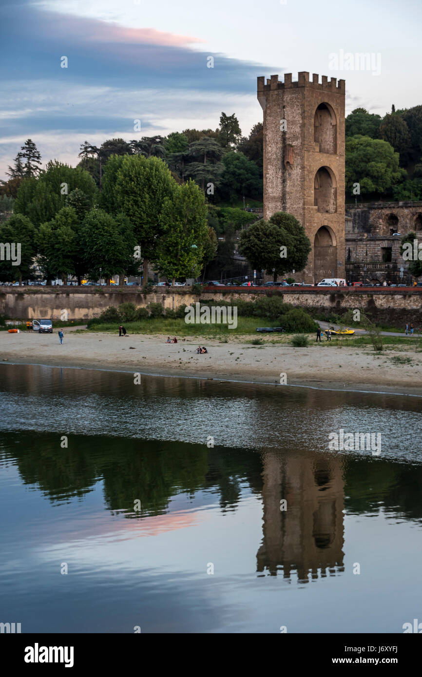 Turm und Reflexion von San Niccolo in Florenz, Italien Stockfoto