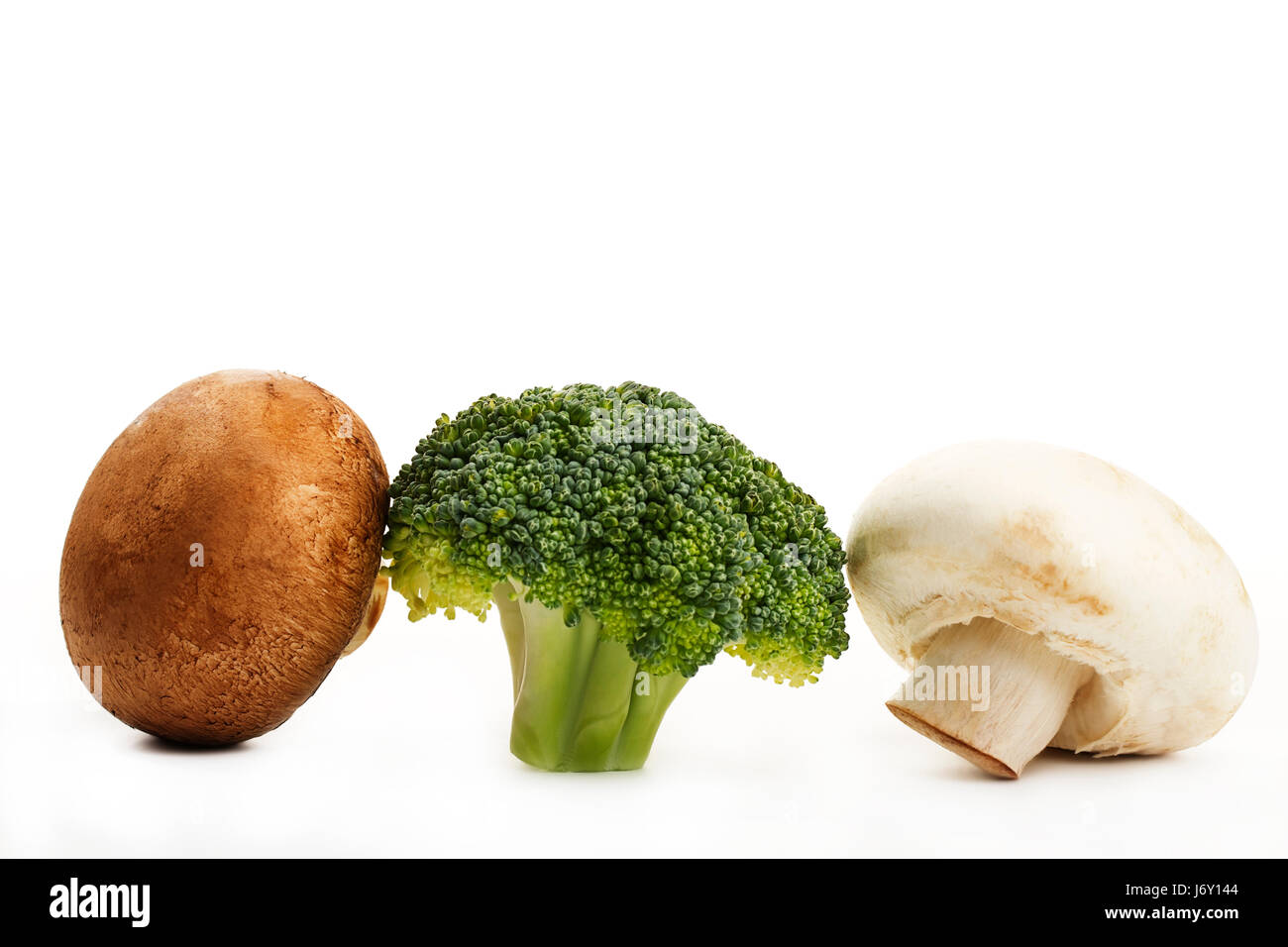 weiße und braune Champignons und broccoli Stockfoto