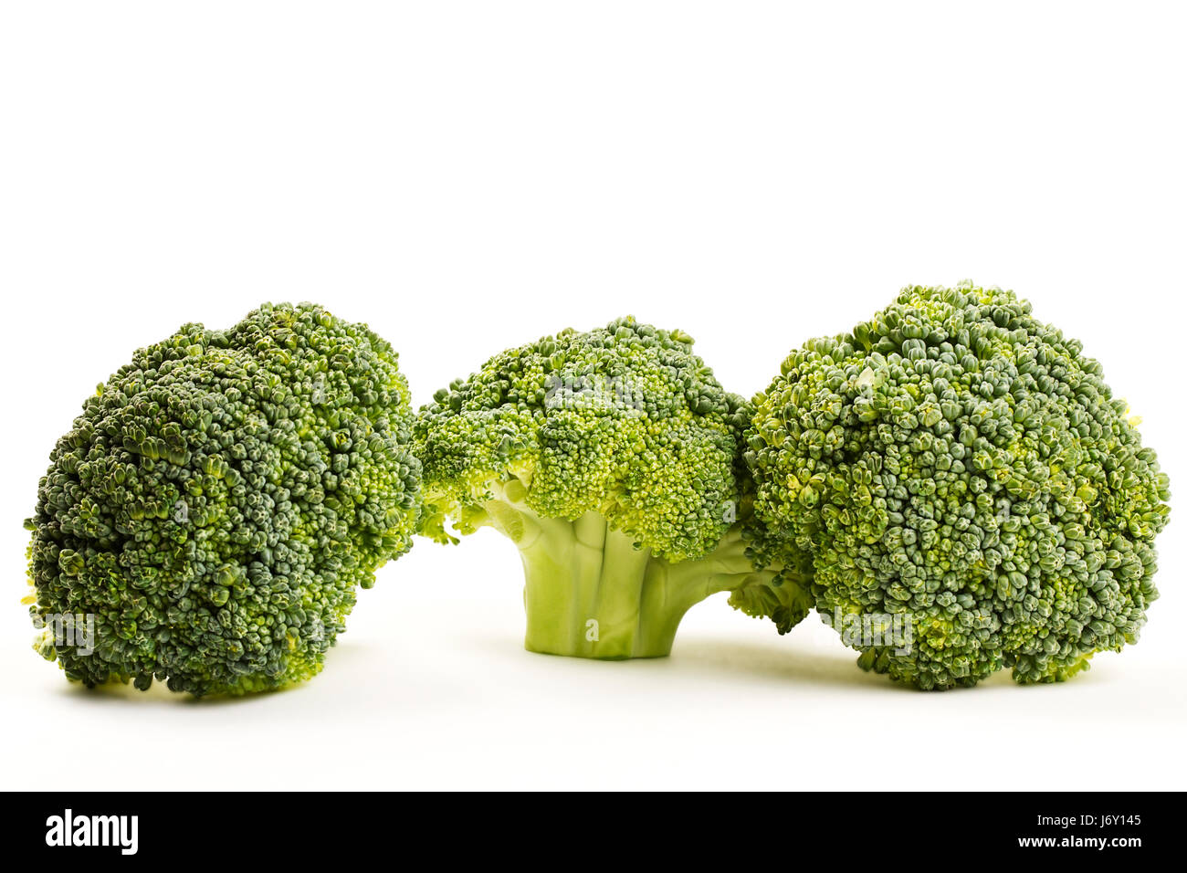 Grüne leere europäischen kaukasischen drei Pflanzenkost Brokkoli auseinander extra Stockfoto