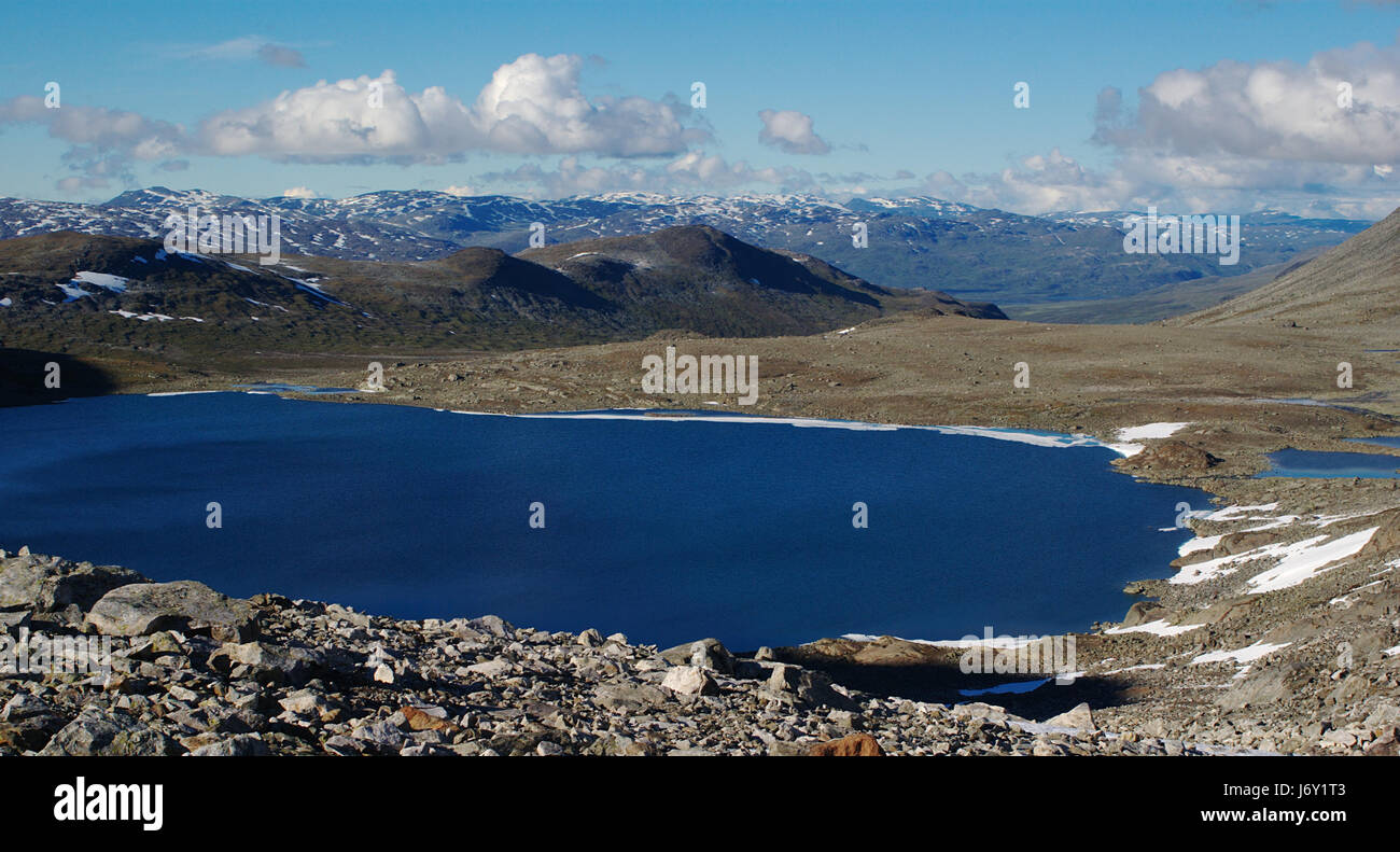 Felsen Skandinavien Schnee Salzwasser Meer Ozean Wasser Landschaft Berglandschaft Stockfoto
