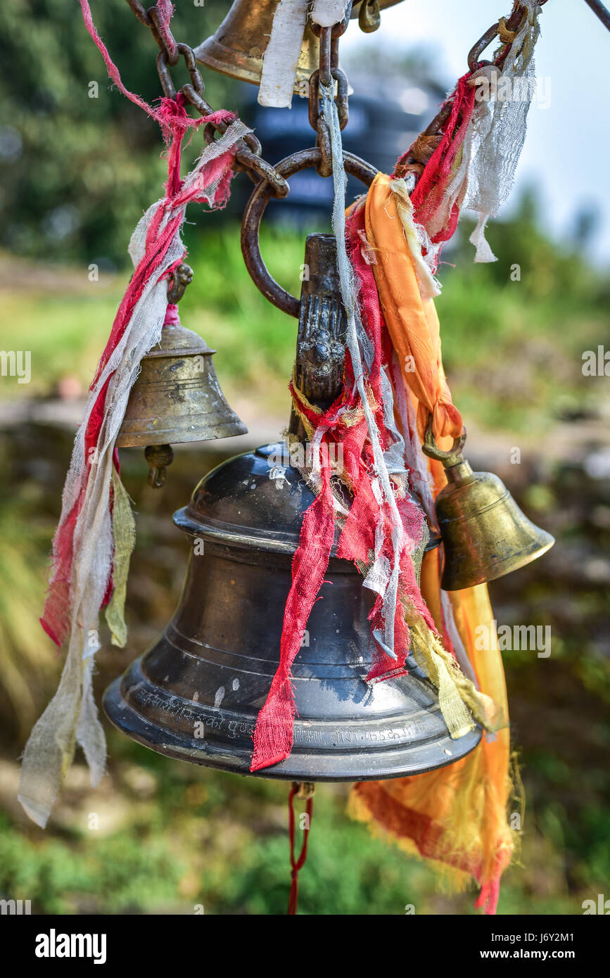 Glocken vor einem Hindu Tempel in Panchase Berg, Nepal. Stockfoto