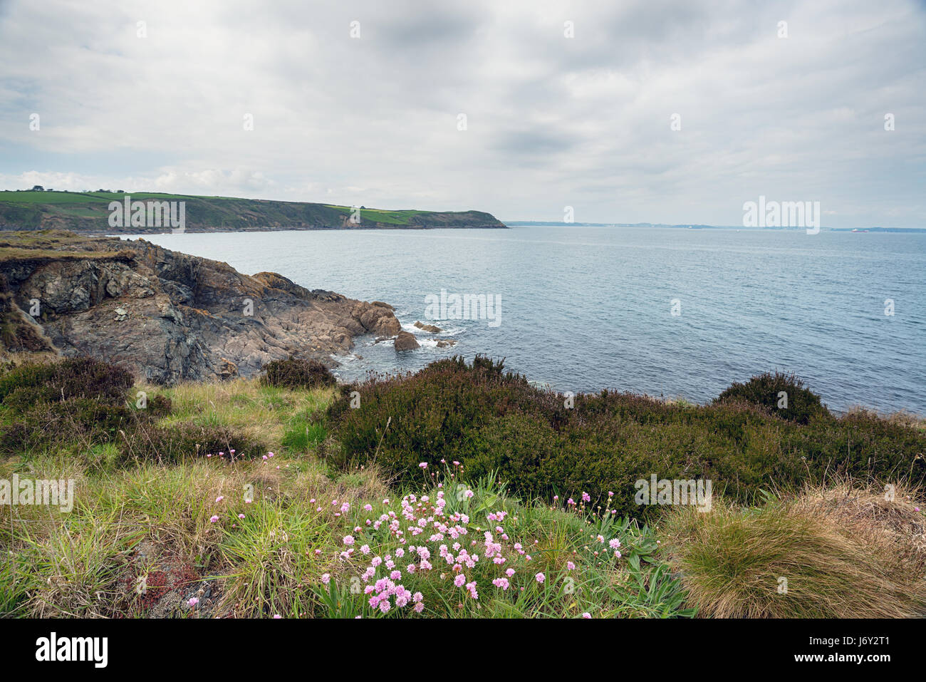 Bewölktem Himmel über der Küste von Cornwall bei Porthkerris auf der Lizard Halbinsel Stockfoto