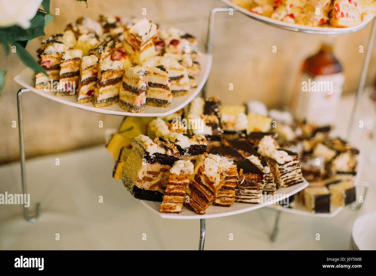Die Zusammensetzung der Hochzeitstorten mit Chocolade platziert auf dem Desset Stand. Stockfoto Die Zusammensetzung der Hochzeitstorten mit Chocolade platziert auf dem Desset Stand. Stockfoto