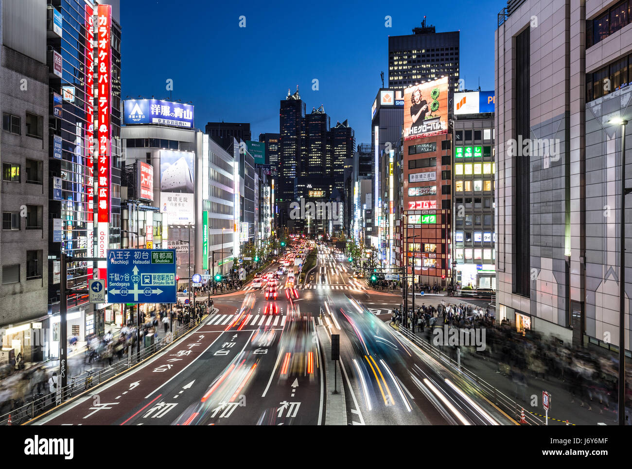 TOKYO - 2. Mai 2017: Verkehr, erfasst mit Bewegungsunschärfe, eilt durch die belebten Straßen von Shinjuku Geschäfts- und Entertainement Stadtteil am n Stockfoto