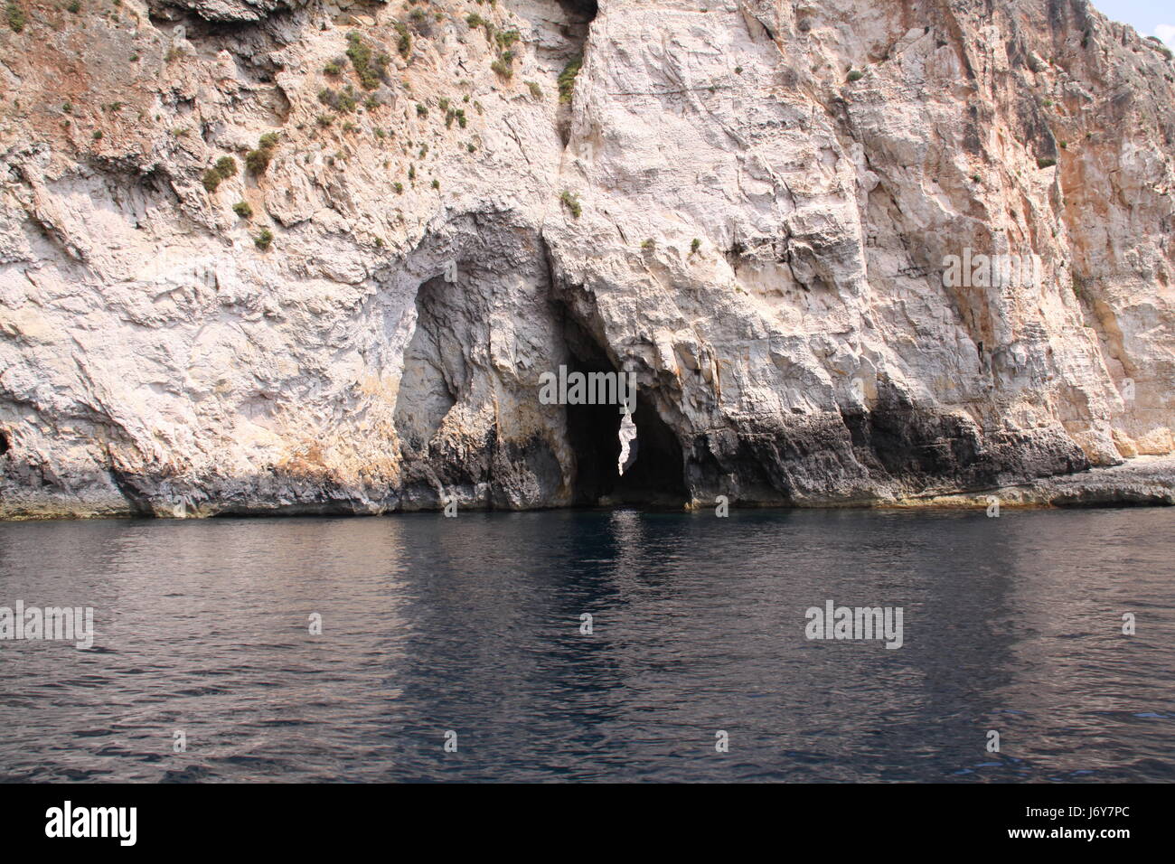 Wasser Mittelmeer Salzwasser Meer Rock Bay Grotte Berg blau Seereisen Stockfoto