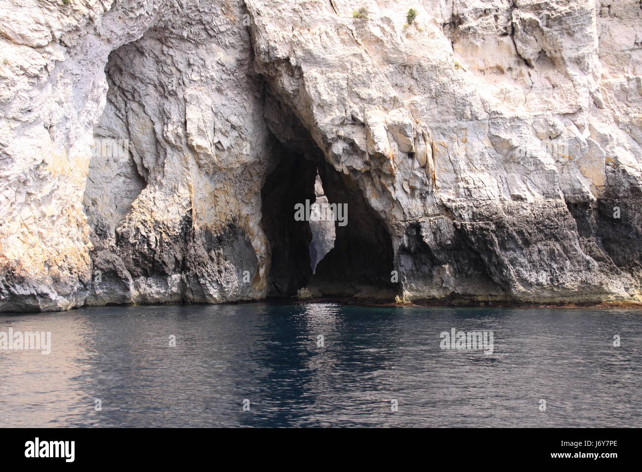 Wasser Mittelmeer Salzwasser Meer Rock Bay Grotte Berg blau Seereisen Stockfoto