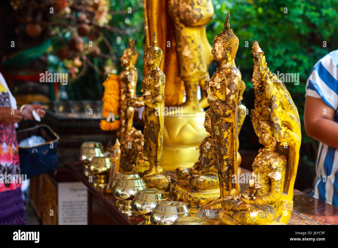 Goldene Buddha-Statue mit echten Blattgold alt, aber Schönheit Stockfoto
