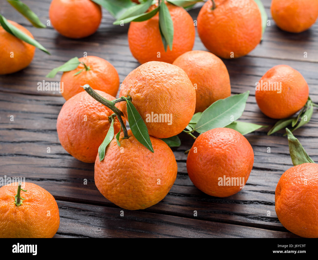 Reife Mandarinen auf Holztisch. Stockfoto