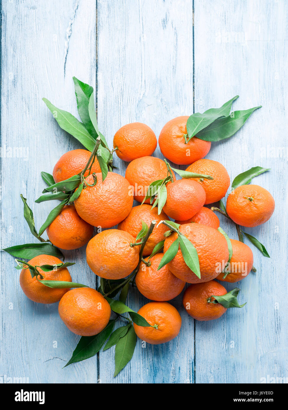 Reife Mandarinen auf Holztisch. Stockfoto