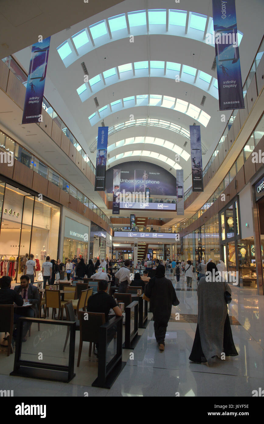 Dubai Mall, das größte Einkaufszentrum der Welt mit 1200 Geschäften, Teil des Komplexes Burj Khalifa, Dubai, VAE Stockfoto