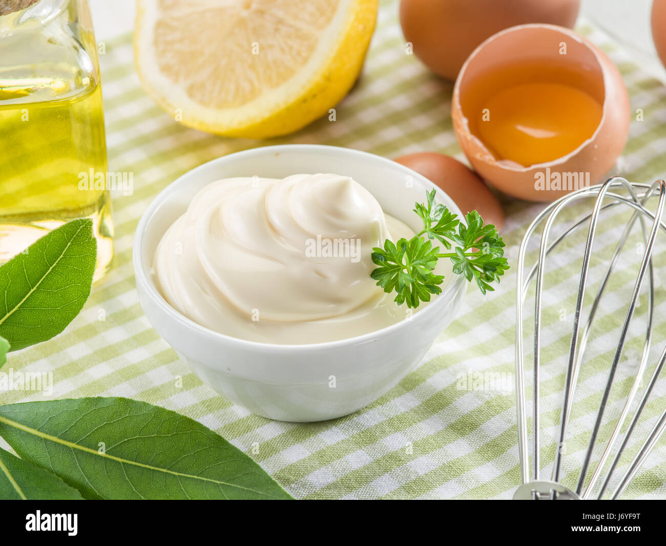 Natürliche Mayonnaise Zutaten und die Sauce selbst. Stockfoto