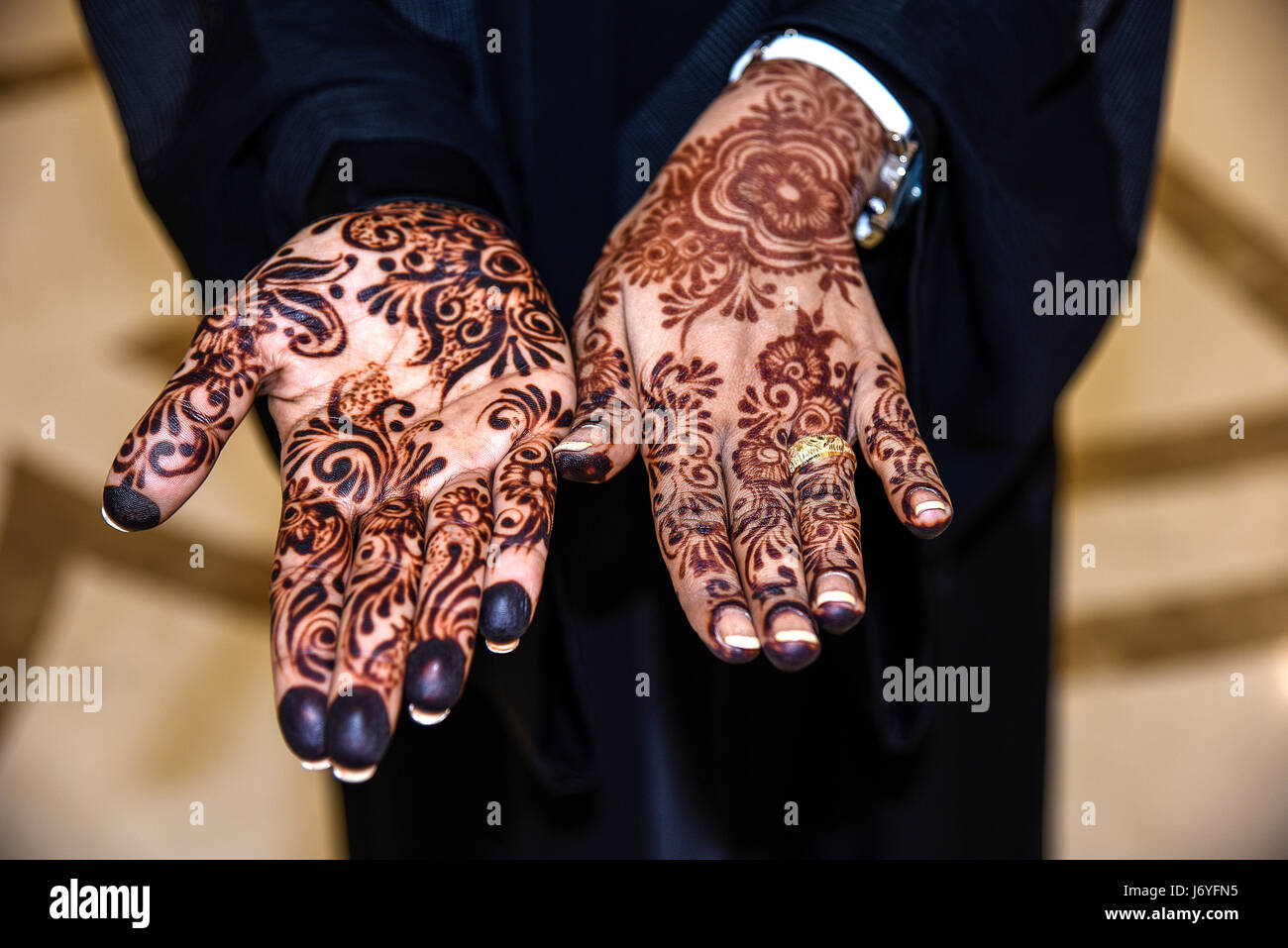 Oman Muscat dekoriert die Hände der Braut mit Henna-design Stockfoto