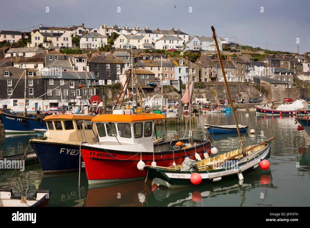 Großbritannien, Cornwall, Mevagissey, Angelboote/Fischerboote vertäut im Hafen von West Wharf Stockfoto