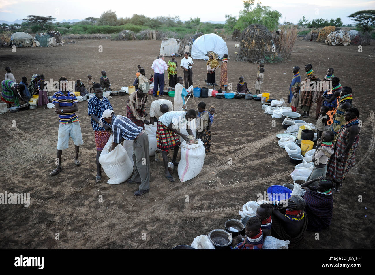 KENIA Turkana Region, Kakuma, Turkana ein nilotischer Stamm, Hungerkatastrophen sind dauerhaft aufgrund des Klimawandels und der Dürre, Don Bosco verteilt Nahrungsmittel an hungernde Frauen und Kinder Stockfoto