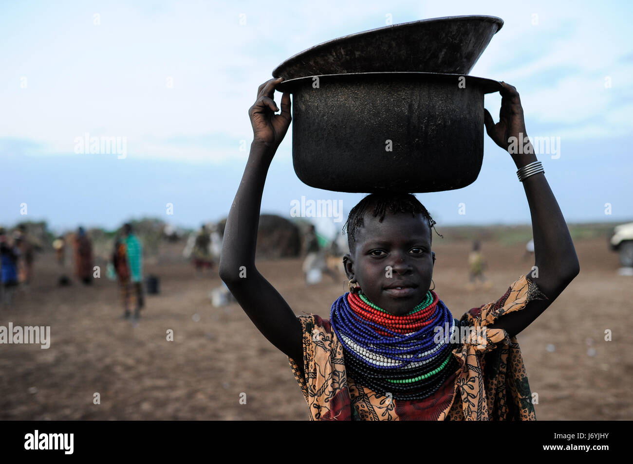 KENIA Turkana Region, Kakuma, Turkana ein nilotischer Stamm, Hungerkatastrophen sind dauerhaft aufgrund des Klimawandels und der Dürre, Don Bosco verteilt Nahrungsmittel an hungernde Frauen und Kinder Stockfoto