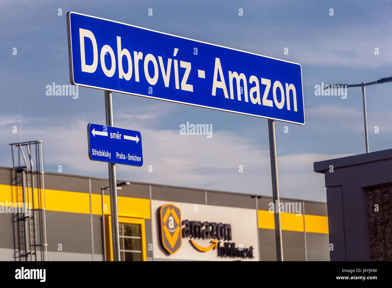 Bahnhof, Dobroviz - Amazon. Online-Händler Unternehmen. Fulfillment Logistik Gebäude. Dobrovíz, Tschechische Republik, Europa Stockfoto