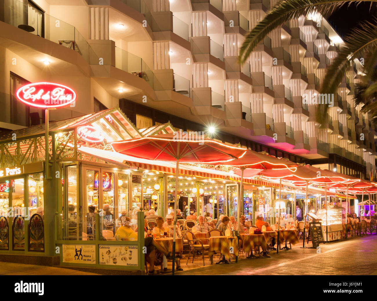 Puerto de la Cruz, Teneriffa, Kanarische Inseln. Outdoor Hotel Restaurant bei Nacht. Stockfoto