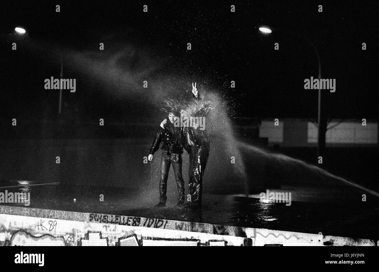 Berlin, Deutschland-fotografiert an den Tagen vor dem Fall der Berliner Mauer einschließlich der Nacht von der Wand verletzt und die folgenden Tage im November 1989 die Fotografien zeigen die erste Bresche in die Mauer am späten Abend des 9. November 1989 an der Kreuzung der Bernauer Straße und Eberswalder Straße in Ost-Berlin. Bilder zeigen auch das Brandenburger Tor, Brandenburger Tor bei Nacht (10 November 1989) fotografiert von Osten nach Westen und bewacht durch die DDR-Grenze-Kraft und auch aus dem Westen mit westdeutschen abgespritzt wird fotografiert von der Wand in der Br Stockfoto