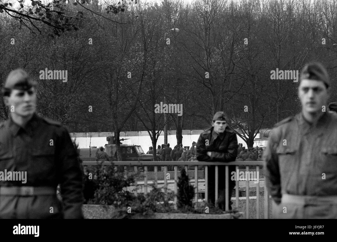 Berlin, Deutschland-fotografiert an den Tagen vor dem Fall der Berliner Mauer einschließlich der Nacht von der Wand verletzt und die folgenden Tage im November 1989 die Fotografien zeigen die erste Bresche in die Mauer am späten Abend des 9. November 1989 an der Kreuzung der Bernauer Straße und Eberswalder Straße in Ost-Berlin. Bilder zeigen auch das Brandenburger Tor, Brandenburger Tor bei Nacht (10 November 1989) fotografiert von Osten nach Westen und bewacht durch die DDR-Grenze-Kraft und auch aus dem Westen mit westdeutschen abgespritzt wird fotografiert von der Wand in der Br Stockfoto