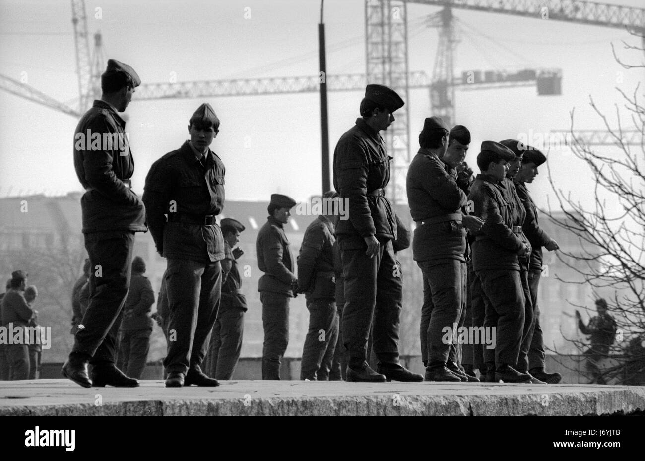 Berlin, Deutschland-fotografiert an den Tagen vor dem Fall der Berliner Mauer einschließlich der Nacht von der Wand verletzt und die folgenden Tage im November 1989 die Fotografien zeigen die erste Bresche in die Mauer am späten Abend des 9. November 1989 an der Kreuzung der Bernauer Straße und Eberswalder Straße in Ost-Berlin. Bilder zeigen auch das Brandenburger Tor, Brandenburger Tor bei Nacht (10 November 1989) fotografiert von Osten nach Westen und bewacht durch die DDR-Grenze-Kraft und auch aus dem Westen mit westdeutschen abgespritzt wird fotografiert von der Wand in der Br Stockfoto