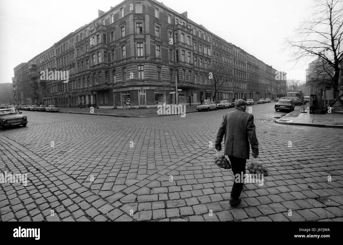 Berlin, Deutschland-fotografiert an den Tagen vor dem Fall der Berliner Mauer einschließlich der Nacht von der Wand verletzt und die folgenden Tage im November 1989 die Fotografien zeigen die erste Bresche in die Mauer am späten Abend des 9. November 1989 an der Kreuzung der Bernauer Straße und Eberswalder Straße in Ost-Berlin. Bilder zeigen auch das Brandenburger Tor, Brandenburger Tor bei Nacht (10 November 1989) fotografiert von Osten nach Westen und bewacht durch die DDR-Grenze-Kraft und auch aus dem Westen mit westdeutschen abgespritzt wird fotografiert von der Wand in der Br Stockfoto