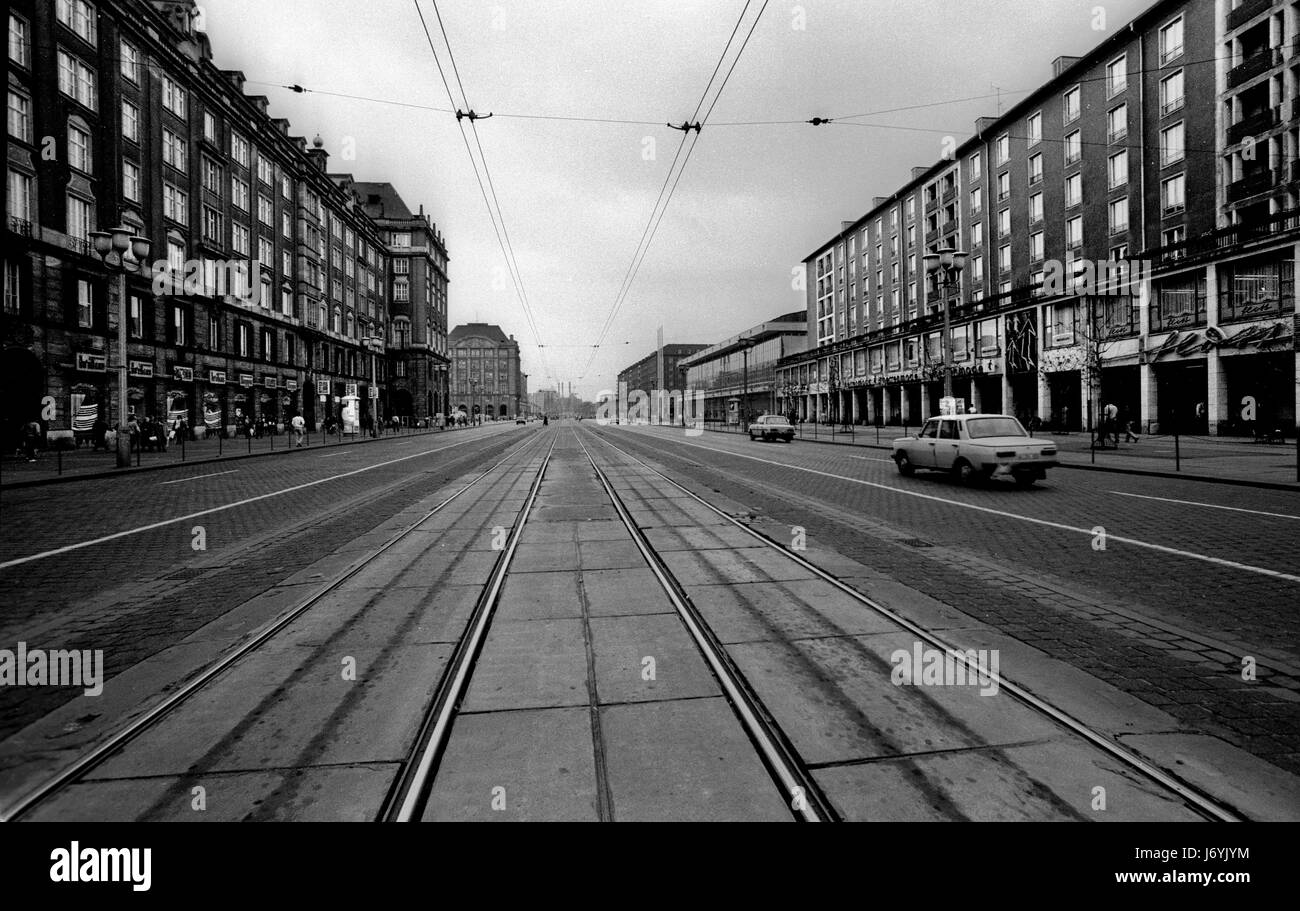 Dresden in dem, was war dann DDR November 1989 die Straßen von Dresden, Sachsen, in der ehemaligen DDR in der Woche nach dem Fall der Mauer in Berlin, November 1989 fotografiert. Suche entlang Desreted Wilsdruffer Straße mit typischen sowjetischen Stil shps und Mehrfamilienhäuser nach dem Krieg wiederaufgebaut. Wikipeadia: Dresden hat eine lange Geschichte als Hauptstadt und königliche Residenz für den Kurfürsten und Könige von Sachsen, die seit Jahrhunderten die Stadt mit kulturellen und künstlerischen Pracht ausgestattet. Die Stadt wurde wegen seiner Barock und Rokoko Innenstadt das Schmuckkästchen genannt. Die umstrittene Amer Stockfoto