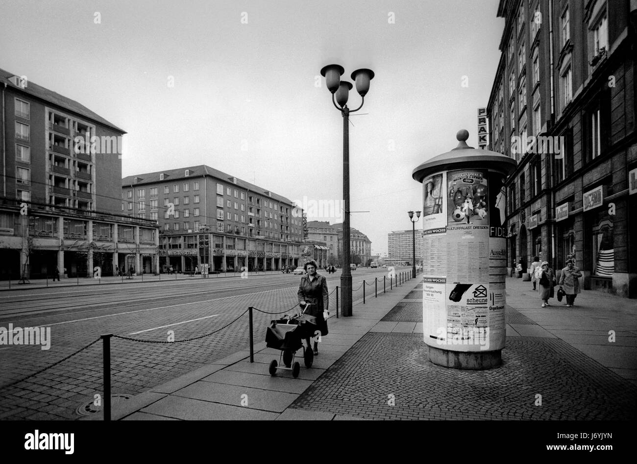 Dresden in dem, was war dann DDR November 1989 die Straßen von Dresden, Sachsen, in der ehemaligen DDR in der Woche nach dem Fall der Mauer in Berlin, November 1989 fotografiert. Suche entlang Desreted Wilsdruffer Straße mit typischen sowjetischen Stil shps und Mehrfamilienhäuser nach dem Krieg wiederaufgebaut. Wikipeadia: Dresden hat eine lange Geschichte als Hauptstadt und königliche Residenz für den Kurfürsten und Könige von Sachsen, die seit Jahrhunderten die Stadt mit kulturellen und künstlerischen Pracht ausgestattet. Die Stadt wurde wegen seiner Barock und Rokoko Innenstadt das Schmuckkästchen genannt. Die umstrittene Amer Stockfoto