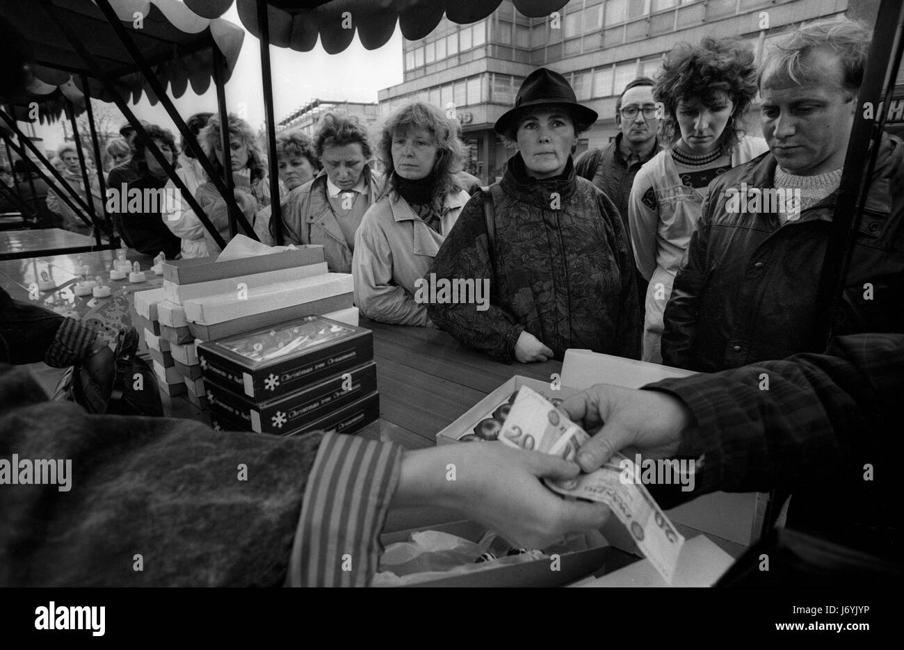 Dresden in dem, was war dann DDR November 1989 die Straßen von Dresden, Sachsen, in der ehemaligen DDR in der Woche nach dem Fall der Mauer in Berlin, November 1989 fotografiert. Shopping für Weihnachtsschmuck. Wikipeadia: Dresden hat eine lange Geschichte als Hauptstadt und königliche Residenz für den Kurfürsten und Könige von Sachsen, die seit Jahrhunderten die Stadt mit kulturellen und künstlerischen Pracht ausgestattet. Die Stadt wurde wegen seiner Barock und Rokoko Innenstadt das Schmuckkästchen genannt. Die umstrittene amerikanische und britische Bombardierung von Dresden im zweiten Weltkrieg gegen Ende des Krieges kil Stockfoto