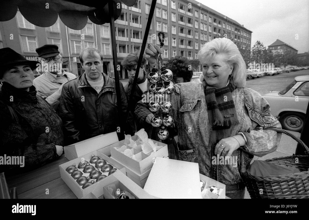 Dresden in dem, was war dann DDR November 1989 die Straßen von Dresden, Sachsen, in der ehemaligen DDR in der Woche nach dem Fall der Mauer in Berlin, November 1989 fotografiert. Shopping für Weihnachtsschmuck. Wikipeadia: Dresden hat eine lange Geschichte als Hauptstadt und königliche Residenz für den Kurfürsten und Könige von Sachsen, die seit Jahrhunderten die Stadt mit kulturellen und künstlerischen Pracht ausgestattet. Die Stadt wurde wegen seiner Barock und Rokoko Innenstadt das Schmuckkästchen genannt. Die umstrittene amerikanische und britische Bombardierung von Dresden im zweiten Weltkrieg gegen Ende des Krieges kil Stockfoto