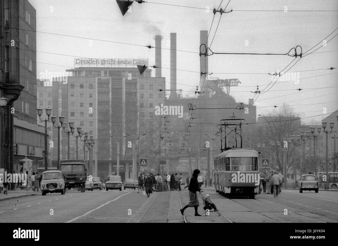 Dresden in dem, was war dann DDR November 1989 die Straßen von Dresden, Sachsen, in der ehemaligen DDR in der Woche nach dem Fall der Mauer in Berlin, November 1989 fotografiert. Wikipeadia: Dresden hat eine lange Geschichte als Hauptstadt und königliche Residenz für den Kurfürsten und Könige von Sachsen, die seit Jahrhunderten die Stadt mit kulturellen und künstlerischen Pracht ausgestattet. Die Stadt wurde wegen seiner Barock und Rokoko Innenstadt das Schmuckkästchen genannt. Die umstrittene amerikanische und britische Bombardierung von Dresden im zweiten Weltkrieg gegen Ende des Krieges getötet, rund 25.000, viele wh Stockfoto