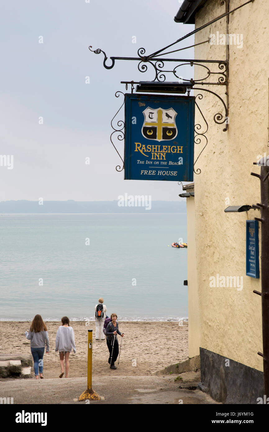 Großbritannien, Cornwall, St Austell, Polkerris, Rashleigh Arms Pub am Strand Stockfoto