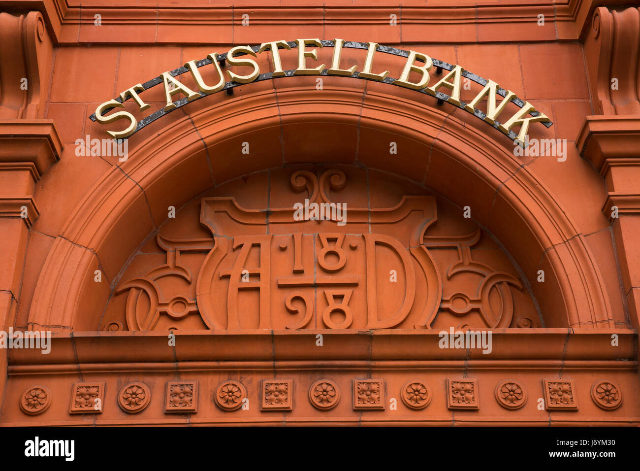 Großbritannien, Cornwall, St Austell, hohe Cross Street, terracotta1898 St Austell Bank unterzeichnen auf Nat West Bank Stockfoto