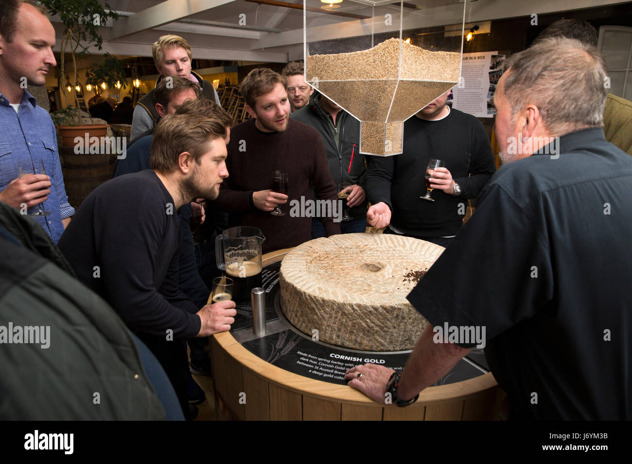 Großbritannien, Cornwall, St Austell, Trevarthian Road, St Austell Brauerei, Besucher auf Führung durch die Brauerei gezeigt werden verschiedene Malz-Typen Stockfoto