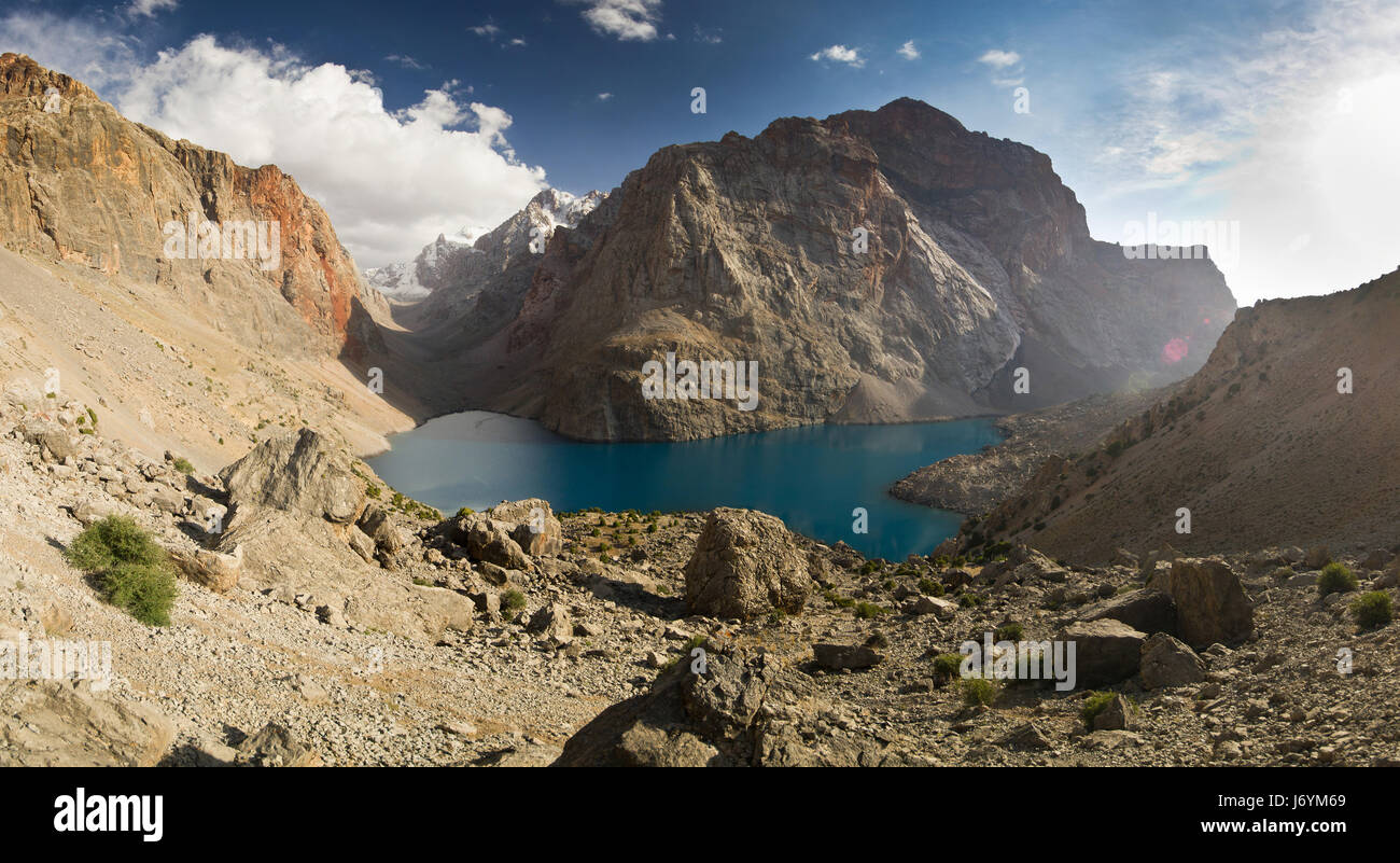 blauen Bergsee bei Sonnenuntergang Stockfoto