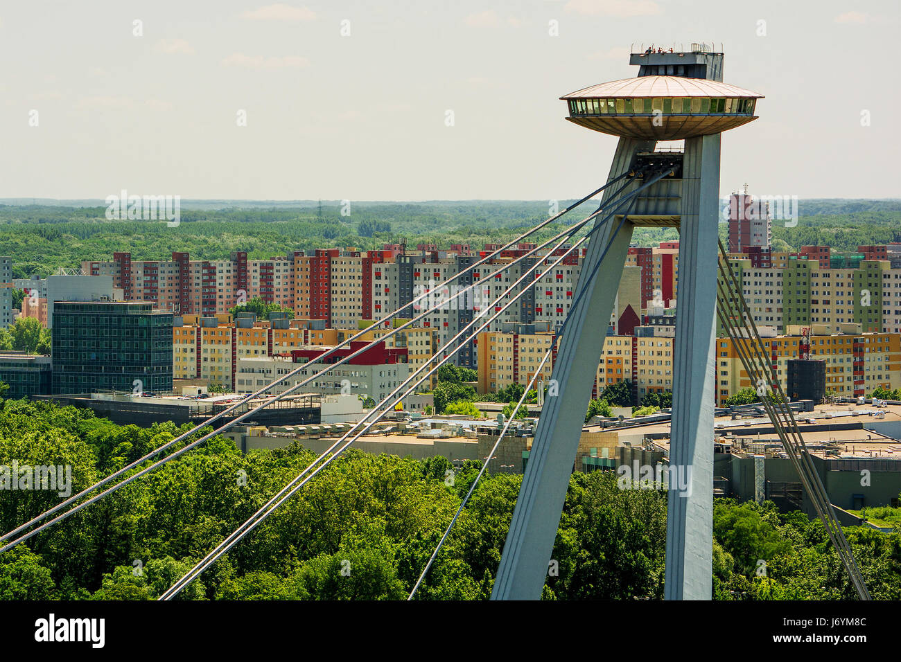 Aussichtsplattform auf der Brücke des slowakischen nationalen Aufstandes (meist SNP), Bratislava, Slowakei Stockfoto