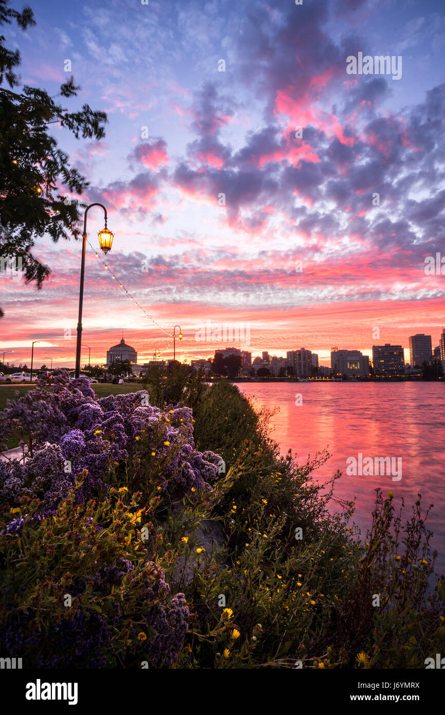 Lake Merritt bei Sonnenuntergang, Oakland, Kalifornien, USA Stockfoto