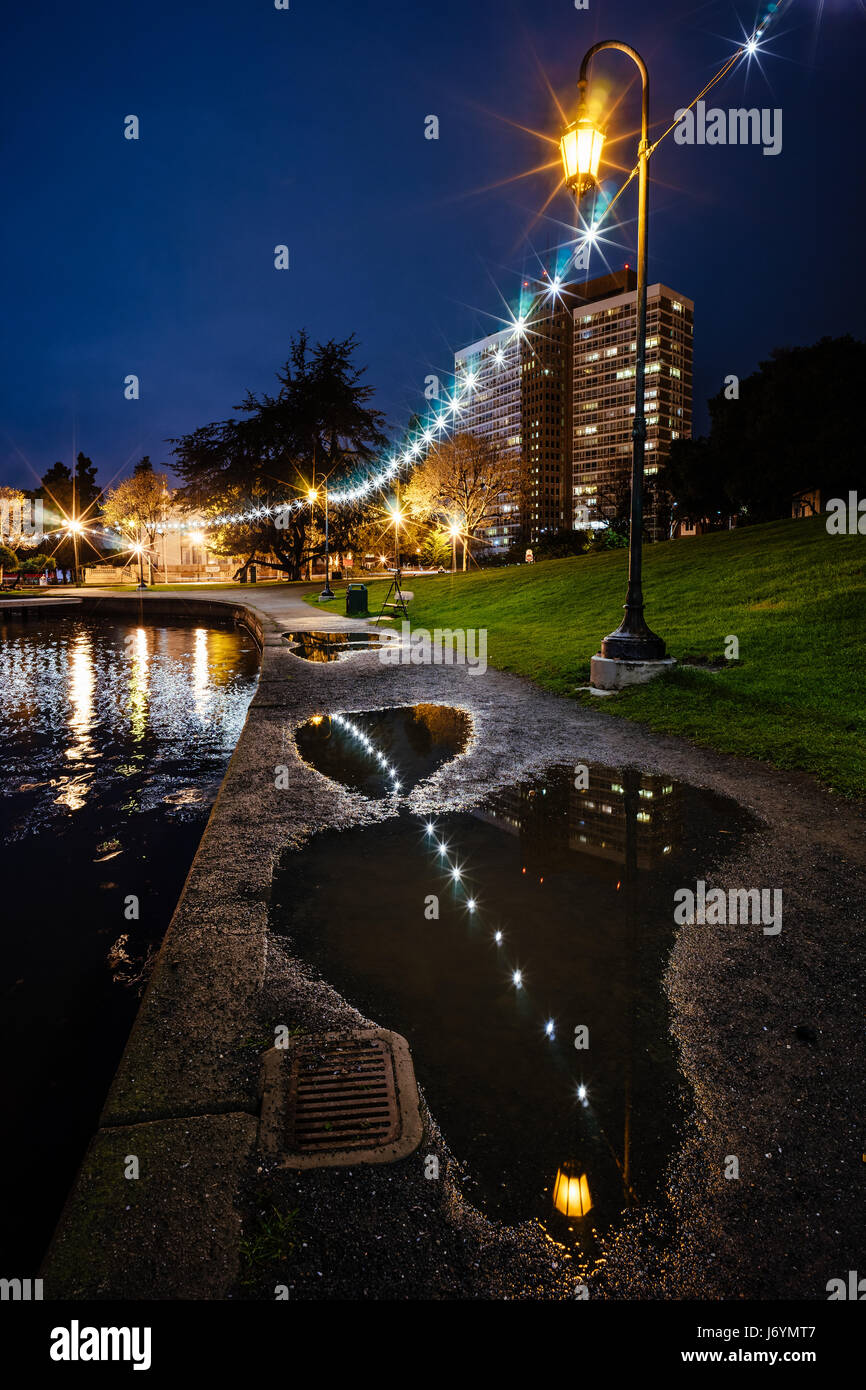 Gehweg entlang Lake Merritt, Oakland, Kalifornien, USA Stockfoto