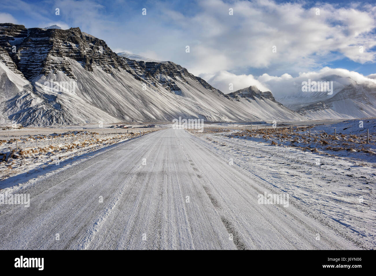 Straße in Richtung Berg Kirkjufell, Snaefellsnes, Island Stockfoto