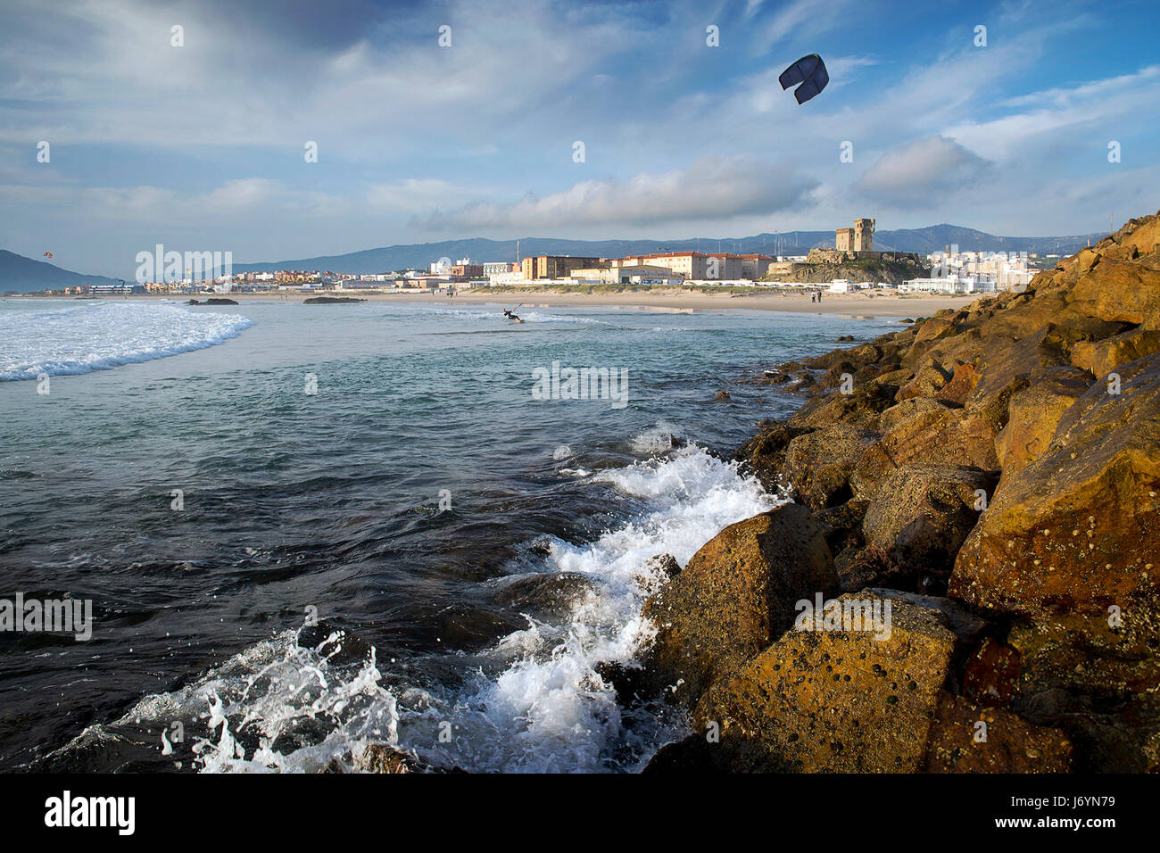 Man Kitesurfen Strand Los Lances, Tarifa, Cádiz, Andalusien, Spanien Stockfoto