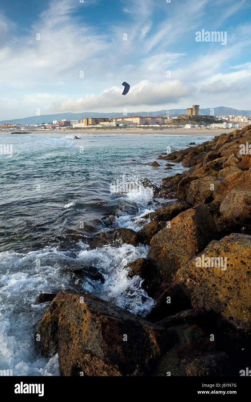 Man Kitesurfen Strand Los Lances, Tarifa, Cádiz, Andalusien, Spanien Stockfoto