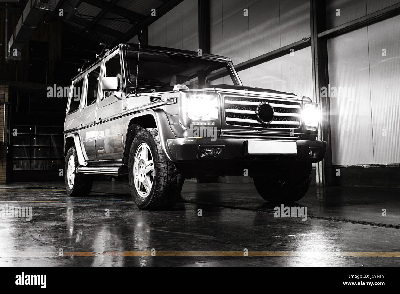 Suv-garage Innenbeleuchtung auf nassem Boden Stockfoto