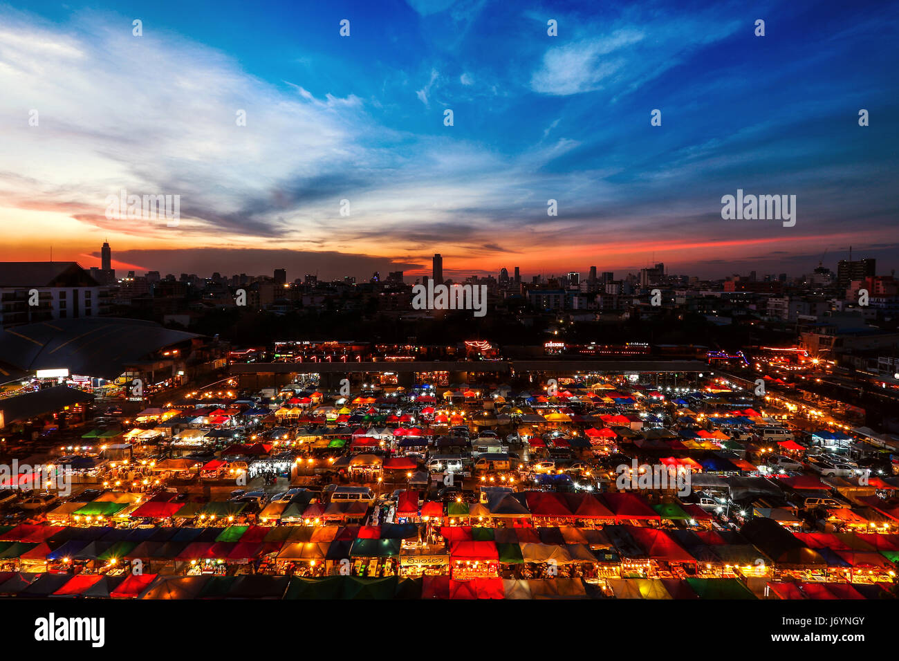 Maeklong Railway-Markt in der Nacht, Bangkok, Thailand Stockfoto